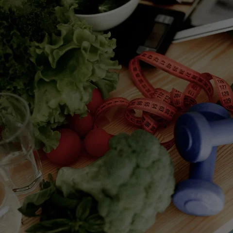Fotografía de verduras, vasos de agua, cinta para medir y pesas